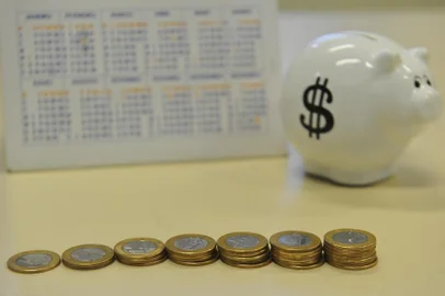  

SANTA MARIA , RS , BRASIL , 23/12/2014
Dica para as economias no ano é poupar, e para isso apresentamos uma tabelinha para começar poupando R$ 1
FOTO JEAN PIMENTEL / AGÊNCIA RBS, ECONOMIA
