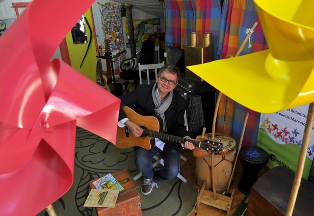 SANTA MARIA, RS, BRASIL, 15-06-2015.Marcelo Schmidt, compositor, escritor, formado em música, levará o projeto Jardim de Cataventos para Munique, Alemanha. Junho 2015.FOTO: GERMANO RORATO/AGÊNCIA RBS, GERAL SANTA MARIA, RS, BRASIL, 15-06-2015.Marcelo Schmidt, compositor, escritor, formado em música, levará o projeto Jardim de Cataventos para Munique, Alemanha. Junho 2015.FOTO: GERMANO RORATO/AGÊNCIA RBS, GERAL
