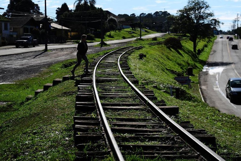  CAXIAS DO SUL, RS, BRASIL, 23/07/2015 - Entre Caxias do Sul e Carlos Barbosa, situação dos trilhos de trem é precária. Na foto, trilhos em Caxias do Sul -  Bairro Desvio Rizzo.(JONAS RAMOS/AGÊNCIA RBS)