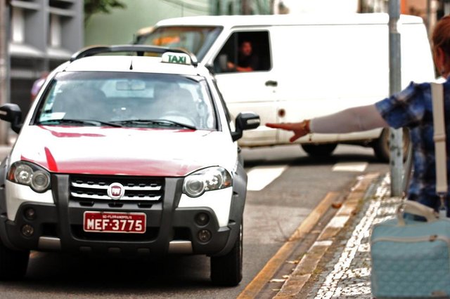 Lista dos vencedores da licitação dos táxis em Florianópolis deve ser divulgada amanhã - Novos 120 carros vão ser colocados na cidade em até 60 dias Lista dos vencedores da licitação dos táxis em Florianópolis deve ser divulgada amanhã - Novos 120 carros vão ser colocados na cidade em até 60 dias