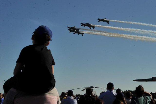 41ª edição da Expoaer reuniu cerca de 20 mil pessoas no largo do Aeroporto Civil. Também foram recolhidos mais de 2 mil quilos de alimentos não perecível. Entre as atrações, estava a Esuqadrilha da Fumaça, de São Paulo. 41ª edição da Expoaer reuniu cerca de 20 mil pessoas no largo do Aeroporto Civil. Também foram recolhidos mais de 2 mil quilos de alimentos não perecível. Entre as atrações, estava a Esuqadrilha da Fumaça, de São Paulo.