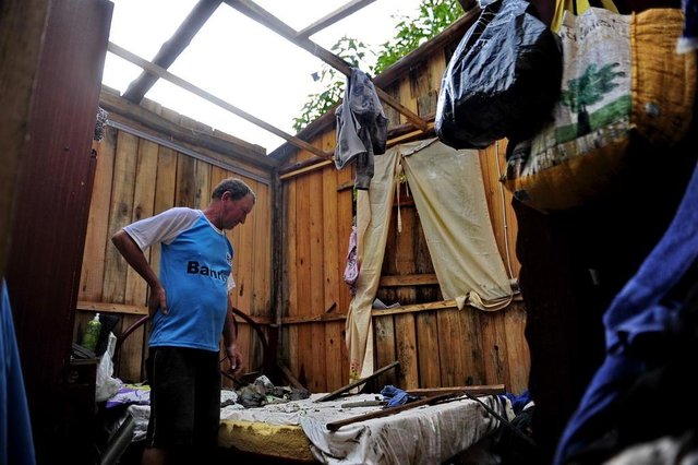 SANTA MARIA, RS, BRASIL, 15/10/2015 - Estragos causados pelo temporal desta madrugada em Santa Maria. Na foto, casas destelhadas na Nova Santa Marta. Arcelino dos Santos Peres. (FOTO MAIARA BERSCH / AGÊNCIA RBS)