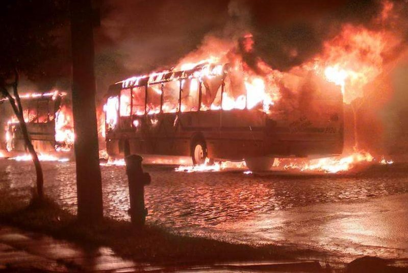 PORTO ALEGRE, RS, BRASIL (01/12/2012): Incêndio em ônibus na Rua Ventos do Sul, no bairro Jardim Vila Nova
