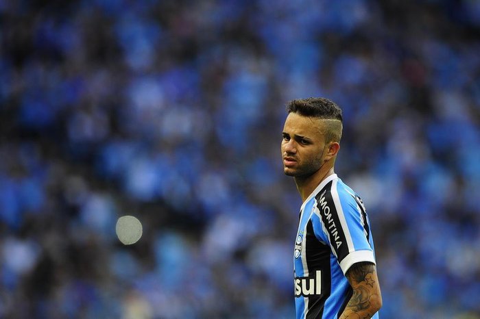 PORTO ALEGRE, RS, BRASIL, 13-09-2015: O jogador do Grêmio Luan em lance durante o jogo contra o São Paulo na Arena. O tricolor gaúcho perdeu por 2 a 1. A partida é válida pela 25ª rodada do Brasileirão 2015. (Foto: Mateus Bruxel / Agência RBS)
PORTO ALEGRE, RS, BRASIL, 13-09-2015: O jogador do Grêmio Luan em lance durante o jogo contra o São Paulo na Arena. O tricolor gaúcho perdeu por 2 a 1. A partida é válida pela 25ª rodada do Brasileirão 2015. (Foto: Mateus Bruxel / Agência RBS)