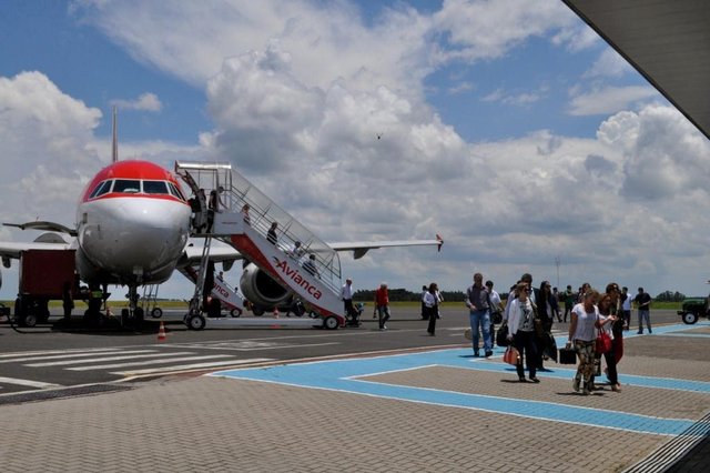 Ao todo 446 mil passageiros passaram pelo Aeroporto Municipal Serafim Enoss Bertaso em 2015. Foram 25 mil passageiros a mais que em 2014. Um crescimento de 6%. Neste cálculo, foram considerados os embarques, desembarques e usuários em trânsito (conexões).Há 10 anos o aeroporto de Chapecó movimentava apenas 20 mil passageiros por ano. Ao todo 446 mil passageiros passaram pelo Aeroporto Municipal Serafim Enoss Bertaso em 2015. Foram 25 mil passageiros a mais que em 2014. Um crescimento de 6%. Neste cálculo, foram considerados os embarques, desembarques e usuários em trânsito (conexões).Há 10 anos o aeroporto de Chapecó movimentava apenas 20 mil passageiros por ano.