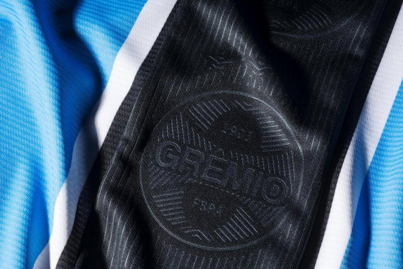 Teaser com detalhe da nova camisa do Grêmio para 2016. O novo uniforme, com camisas tricolor e branca, será apresentado no sábado, antes do jogo contra o Danubio. FOTO: UMBRO/DIVULGAÇÃO