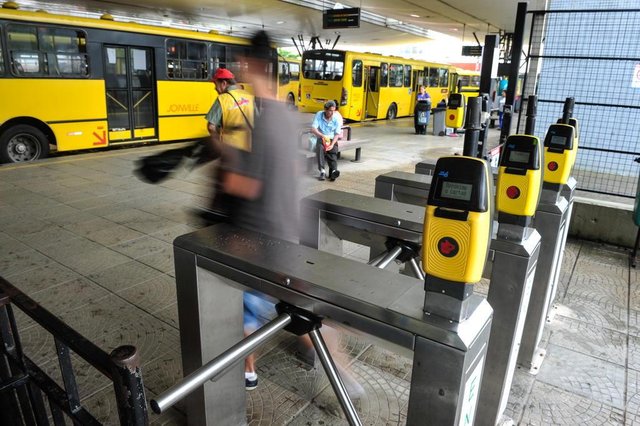 JOINVILLE,SC,BRASIL, 28-12-2015: Aumento da passagem de ônibus em Joinville. (Foto: Rodrigo Philipps / Agencia RBS , GERAL) JOINVILLE,SC,BRASIL, 28-12-2015: Aumento da passagem de ônibus em Joinville. (Foto: Rodrigo Philipps / Agencia RBS , GERAL)