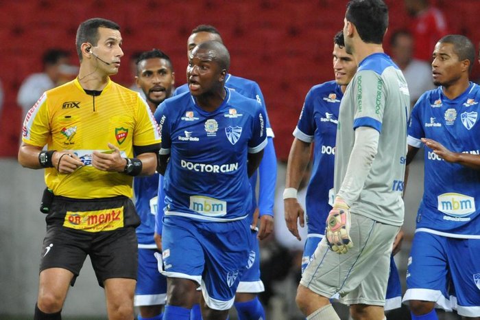 LANCEPRESS! - (Brazil Out) - Porto Alegre, RS - 08.04.2015 - Foto de Ricardo Rímoli/Lancepress! - CAMPEONATO GAÚCHO - Internacional x Cruzeiro - Local: Estádio Beira Rio. Árbitro Diego Real - NF: LANCEPRESS! - (Brazil Out) - Porto Alegre, RS - 08.04.2015 - Foto de Ricardo Rímoli/Lancepress! - CAMPEONATO GAÚCHO - Internacional x Cruzeiro - Local: Estádio Beira Rio. Árbitro Diego Real - NF: