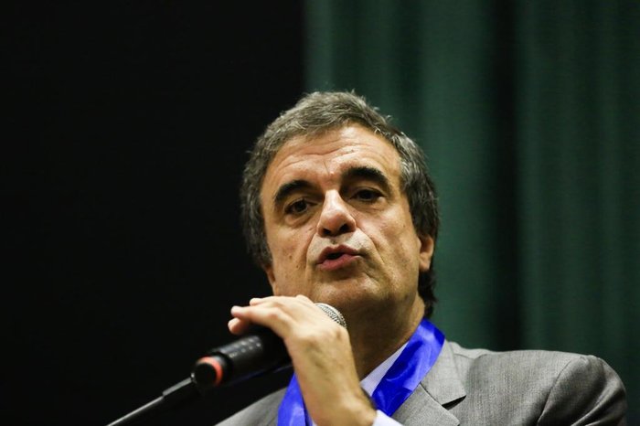 FLORIANOPOLIS, SC, BRASIL, 20.05.2016: Na manhã desta sexta-feira (20), o novo ministro da Justiça, Alexandre de Moraes (PSDB), e o ex-advogado geral da União (AGU) José Eduardo Cardozo participaram em Florianópolis da formatura de uma turma do curso de formação profissional da Polícia Rodoviária Federal (PRF).
Indexador: Diorgenes Pandini
FLORIANOPOLIS, SC, BRASIL, 20.05.2016: Na manhã desta sexta-feira (20), o novo ministro da Justiça, Alexandre de Moraes (PSDB), e o ex-advogado geral da União (AGU) José Eduardo Cardozo participaram em Florianópolis da formatura de uma turma do curso de formação profissional da Polícia Rodoviária Federal (PRF).
Indexador: Diorgenes Pandini