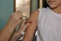  CAXIAS DO SUL, RS - 04/04/2014 - Última etapa da vacinação contra o HPV, em Caxias do Sul, na Escola Emilio Meyer. Sessenta meninas foram vacinadas. Na foto, a enfermeira Valeri Pilati aplica dose nas adolescentes. (GABRIEL LAIN / ESPECIAL)