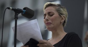 Gaga tenta conter as lágrimas ao ler nomes das vítimas (Getty Images/AFP/David McNew)