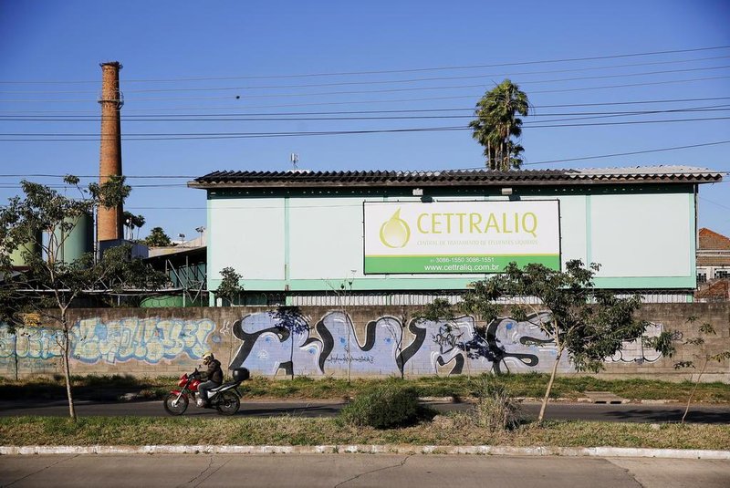 PORTO ALEGRE, RS, BRASIL, 07-07-2016: Empresa que trata resíduos industriais. Moradores de Porto Alegre reclamam do mau cheiro da água. (Foto: Mateus Bruxel / Agência RBS)