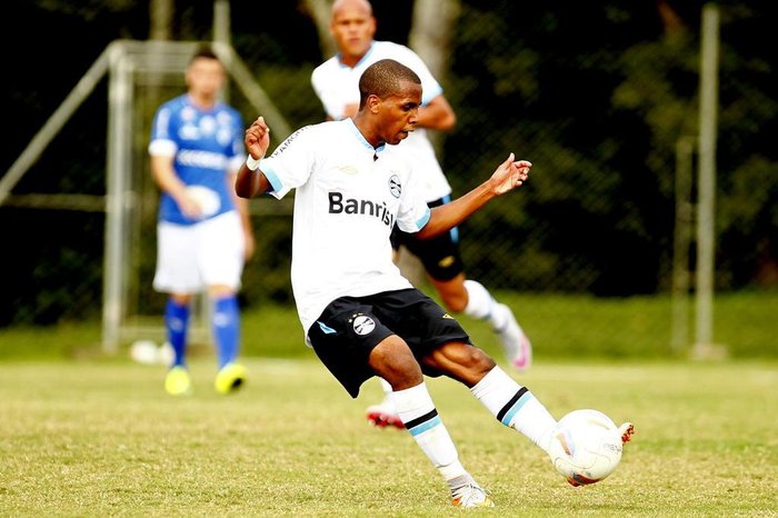 O africano Tyroane Sandows é atacante da base do Grêmio desde 2014. Crédito: Rodrigo Fatturi/Grêmio.
O africano Tyroane Sandows é atacante da base do Grêmio desde 2014. Crédito: Rodrigo Fatturi/Grêmio.