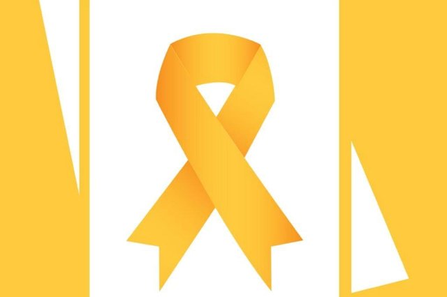 Se agosto foi o mês verde, num movimento para conscientizar sobre a esclerose múltipla, setembro vem chegando também amarelo e traz à tona a discussão sobre suicídio ¿ causas, formas de prevenir e tratar os sintomas. Aliás, pelo menos 90% dos casos estão associados a um transtorno psiquiátrico e a principal forma de prevenção é o tratamento dessas condições - e a conscientização das pessoas: falar sobre suicídio salva vidas.POR QUE ¿AMARELO¿?A cor da campanha foi adotada por conta da trágica história que a inspirou. Em 1994, um jovem americano de apenas 17 anos, chamado Mike Emme, tirou a própria vida dirigindo seu carro amarelo. Amigos e familiares distribuíram no funeral cartões com fitas amarelas e mensagens de apoio para pessoas que estivessem enfrentando o mesmo desespero de Mike e a mensagem foi se espelhando mundo afora.CONVERSE SOBRE...Dados da OMS ¿ Organização Mundial da Saúde estimam que 800 mil pessoas morram por suicídio ao ano no mundo, o que representa uma morte a cada 40 segundos. É a segunda maior causa de morte entre jovens de 15 e 29 anos, chegando a ser considerada uma epidemia. E, segundo especialistas, conversar sobre o assunto pode diminuir drasticamente estas estatísticas. Por isso, neste ano, a campanha vem com o tema ¿Conectar, comunicar e cuidar¿. ¿Os comportamentos suicidas, quando identificados por familiares, amigos ou profissionais de saúde, e devidamente abordados, podem evitar este desfecho Se agosto foi o mês verde, num movimento para conscientizar sobre a esclerose múltipla, setembro vem chegando também amarelo e traz à tona a discussão sobre suicídio ¿ causas, formas de prevenir e tratar os sintomas. Aliás, pelo menos 90% dos casos estão associados a um transtorno psiquiátrico e a principal forma de prevenção é o tratamento dessas condições - e a conscientização das pessoas: falar sobre suicídio salva vidas.POR QUE ¿AMARELO¿?A cor da campanha foi adotada por conta da trágica história que a inspirou. Em 1994, um jovem americano de apenas 17 anos, chamado Mike Emme, tirou a própria vida dirigindo seu carro amarelo. Amigos e familiares distribuíram no funeral cartões com fitas amarelas e mensagens de apoio para pessoas que estivessem enfrentando o mesmo desespero de Mike e a mensagem foi se espelhando mundo afora.CONVERSE SOBRE...Dados da OMS ¿ Organização Mundial da Saúde estimam que 800 mil pessoas morram por suicídio ao ano no mundo, o que representa uma morte a cada 40 segundos. É a segunda maior causa de morte entre jovens de 15 e 29 anos, chegando a ser considerada uma epidemia. E, segundo especialistas, conversar sobre o assunto pode diminuir drasticamente estas estatísticas. Por isso, neste ano, a campanha vem com o tema ¿Conectar, comunicar e cuidar¿. ¿Os comportamentos suicidas, quando identificados por familiares, amigos ou profissionais de saúde, e devidamente abordados, podem evitar este desfecho