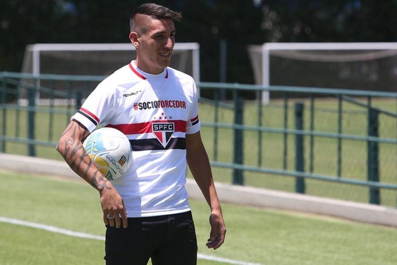 O meia-atacante argentino Centurión, ex-Racing-ARG, foi apresentado oficialmente na manhã desta terça-feira (3) pelo São Paulo no Centro de Treinamento da Barra Funda. 