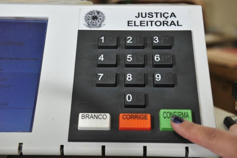  Urna Eletrônica. Cartório Eleitoral prepara as urnas eletrônicas para a eleição municipal de 2012.