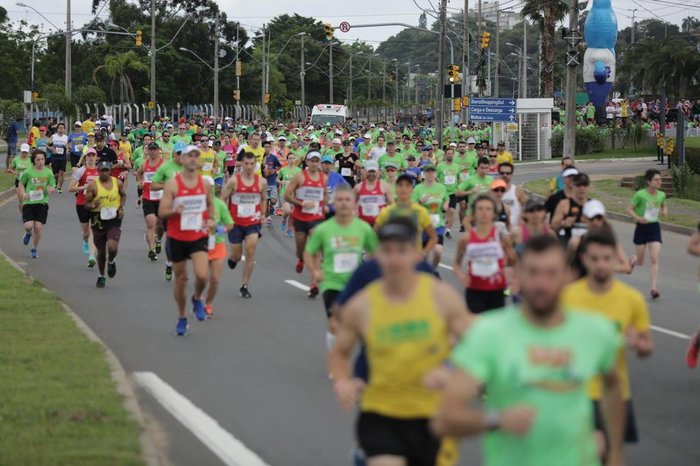 PORTO ALEGRE, RS, BRASIL, 15-11-2015 : 22ª edição da Corrida pela Vida do Instituto do Câncer Infantil, que mobiliza milhares de gaúchos em prol da luta de crianças e adolescentes contra o câncer. Em parceria com o CORPA (Clube dos Corredores de Porto Alegre), entidade responsável pela organização do percurso competitivo, o evento contou com corridas de 5 e 10km. (Foto: André Ávila/Agência RBS, Editoria Sua Vida)
PORTO ALEGRE, RS, BRASIL, 15-11-2015 : 22ª edição da Corrida pela Vida do Instituto do Câncer Infantil, que mobiliza milhares de gaúchos em prol da luta de crianças e adolescentes contra o câncer. Em parceria com o CORPA (Clube dos Corredores de Porto Alegre), entidade responsável pela organização do percurso competitivo, o evento contou com corridas de 5 e 10km. (Foto: André Ávila/Agência RBS, Editoria Sua Vida)