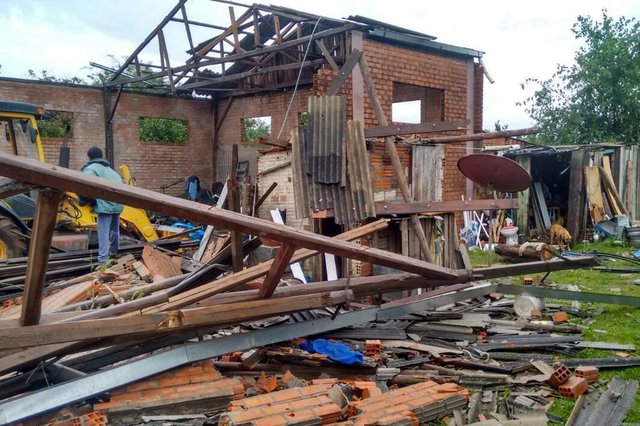 Cerca de 15 residências no bairro Tomazzetti, na região sul de Santa Maria, foram destelhadas. Uma delas, na Rua Cesar Trevisan, foi atingida pela estrutura de material de um galpão vizinho e ficou totalmente destruída. Vizinhos fazem campanha para arrecadar material de construção.