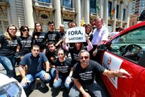 Grupo de funcionários da FDRH no protesto dos servidores hoje em frente ao Piratini (Agencia RBS/Bruno Alencastro)