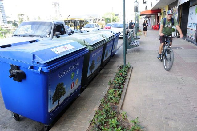 Blumenau - SC - Brasil - 04082015 - Lixo depositado em local indevido na rua XV, João Carlos Foanceschi, Gerente de Residuos Sólidos da prefeitura, procura de quem é o lixo para aplicar multas. Blumenau - SC - Brasil - 04082015 - Lixo depositado em local indevido na rua XV, João Carlos Foanceschi, Gerente de Residuos Sólidos da prefeitura, procura de quem é o lixo para aplicar multas.
