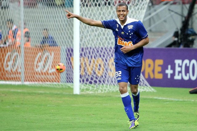 PE - BRASILEIRÃO/NÁUTICO E CRUZEIRO - ESPORTES - O jogador Mayke do Cruzeiro comemora gol durante a partida entre Náutico PE e Cruzeiro MG válida pela Série A do Campeonato Brasileiro 2013, no Estádio Arena Pernambuco em Recife (PE), neste domingo (06). 06/10/2013 - Foto: MATHEUS BRITTO/FUTURA PRESS/FUTURA PRESS/ESTADÃO CONTEÚDO PE - BRASILEIRÃO/NÁUTICO E CRUZEIRO - ESPORTES - O jogador Mayke do Cruzeiro comemora gol durante a partida entre Náutico PE e Cruzeiro MG válida pela Série A do Campeonato Brasileiro 2013, no Estádio Arena Pernambuco em Recife (PE), neste domingo (06). 06/10/2013 - Foto: MATHEUS BRITTO/FUTURA PRESS/FUTURA PRESS/ESTADÃO CONTEÚDO