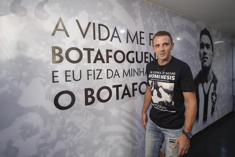 RIO DE JANEIRO, 29/12/2016: Montillo chega à sede de General Severiano para exames no Botafogo. Foto: Alexandre Loureiro/ SSPress/ Botafogo.