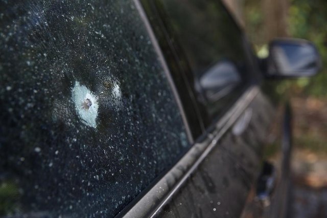 FLORIANÓPOLIS - 01/01/17: Carro alvejado em comunidade de Florianópolis. Turista foi atingida e morreu após entrar por engano no local. FLORIANÓPOLIS - 01/01/17: Carro alvejado em comunidade de Florianópolis. Turista foi atingida e morreu após entrar por engano no local.