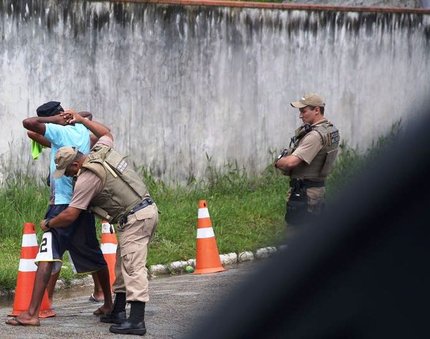 Abordagens na comunidade começaram na tarde deste domingo (Agência RBS/Léo Cardoso / Agência RBS)