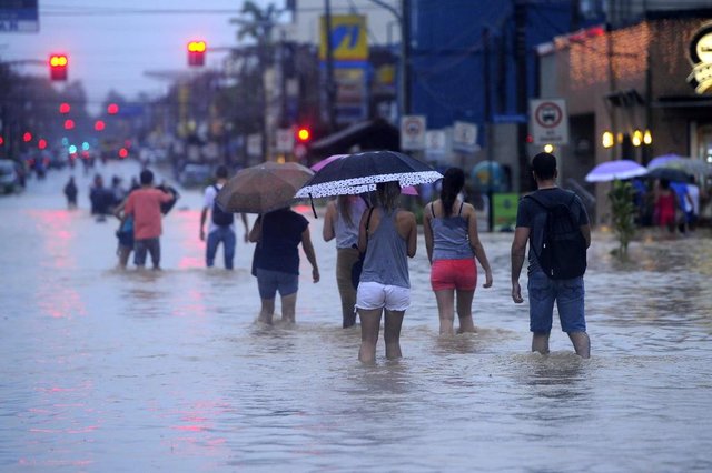 JOINVILLE, SC, BRASIL (23-02-2017) - Av. Getúlio Vargas alagada após a forte chuva. (Foto: Maykon Lammerhirt, Agencia RBS)Indexador: Maykon Lammerhirt JOINVILLE, SC, BRASIL (23-02-2017) - Av. Getúlio Vargas alagada após a forte chuva. (Foto: Maykon Lammerhirt, Agencia RBS)Indexador: Maykon Lammerhirt