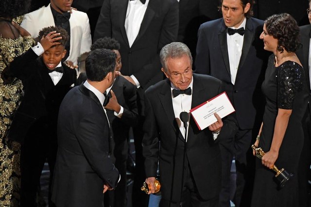 The cast of Moonlight and La La Land appear on stage as presenter Warren Beatty (C) shows the winners envelope for Best Movie Moonlight on stage at the 89th Oscars on February 26, 2017 in Hollywood, California. / AFP PHOTO / Mark RALSTON The cast of Moonlight and La La Land appear on stage as presenter Warren Beatty (C) shows the winners envelope for Best Movie Moonlight on stage at the 89th Oscars on February 26, 2017 in Hollywood, California. / AFP PHOTO / Mark RALSTON