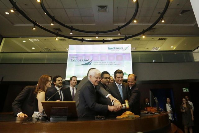 Operadores europeus levam os 4 terminais em leilão de aeroportosSP - CONCESSÕES/AEROPORTOS/LEILÃO/RESULTADO - ECONOMIA - O ministro da Secretaria-Geral da Presidência, Moreira Franco, na cerimônia de batida do martelo junto com os vencedores da concessão do Aeroporto de Florianópolis (SC), na sede da BM&FBovespa, no centro de São Paulo, nesta quinta-feira, 16. Os aeroportos de Porto Alegre, Salvador e Fortaleza também foram leiloados, no primeiro certame de concessões de infraestrutura de transportes da gestão Temer. Operadores europeus levaram os quatro terminais e o governo conseguiu arrecadar com a licitação um valor global de R$ 1,459 bilhão com o leilão, considerando apenas o valor inicial de outorga, a ser pago nas assinaturas dos contratos de concessão. Isso corresponde a um ágio de 93,7% em relação ao montante mínimo inicial previsto de R$ 753,5 milhões. 16/03/2017 - Foto: NELSON ANTOINE/AGIF/ESTADÃO CONTEÚDOEditoria: ECONOMIALocal: SÃO PAULOIndexador: NELSON ANTOINEFonte: AGIFFotógrafo: AGIF Operadores europeus levam os 4 terminais em leilão de aeroportosSP - CONCESSÕES/AEROPORTOS/LEILÃO/RESULTADO - ECONOMIA - O ministro da Secretaria-Geral da Presidência, Moreira Franco, na cerimônia de batida do martelo junto com os vencedores da concessão do Aeroporto de Florianópolis (SC), na sede da BM&FBovespa, no centro de São Paulo, nesta quinta-feira, 16. Os aeroportos de Porto Alegre, Salvador e Fortaleza também foram leiloados, no primeiro certame de concessões de infraestrutura de transportes da gestão Temer. Operadores europeus levaram os quatro terminais e o governo conseguiu arrecadar com a licitação um valor global de R$ 1,459 bilhão com o leilão, considerando apenas o valor inicial de outorga, a ser pago nas assinaturas dos contratos de concessão. Isso corresponde a um ágio de 93,7% em relação ao montante mínimo inicial previsto de R$ 753,5 milhões. 16/03/2017 - Foto: NELSON ANTOINE/AGIF/ESTADÃO CONTEÚDOEditoria: ECONOMIALocal: SÃO PAULOIndexador: NELSON ANTOINEFonte: AGIFFotógrafo: AGIF