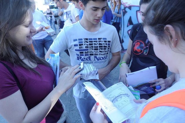 SANTA MARIA, RS, BRASIL, 05/11/2016O sábado foi de realização do Enem em todo o Brasil. Em Santa Maria, os candidatos que participaram do primeiro dia de provas acharam o exame cansativo e mais difícil em relação ao ano passado. A principal queixa é em relação às questões de física e química. No campus da UFSM, alguns estudantes chegaram atrasados e não conseguiram encontrar os seus locais de prova. No Centro, no Colégio Maria Rocha, os candidatos se reuniram na saída da prova para comentar as questões. Na foto Isadora Stangherlin, 16 anos, estudante do 2º ano do Colégio RiachueloJoão de Freitas Tricate, 15 anos, aluno do 2º ano do Colégio RiachueloIsadora Ramires, 16 anos, 2º ano do Colégio RiachueloIsadora Munareto, 16 anos, 2º ano do Colégio RiachueloIsadora Provensi, 16 anos, 3º ano do Colégio Marista Santa Maria. Vai usar a nota do Enem para tentar uma vaga em Medicina, na UFSM. FOTO MANUELA BALZAN/AGÊNCIA RBS SANTA MARIA, RS, BRASIL, 05/11/2016O sábado foi de realização do Enem em todo o Brasil. Em Santa Maria, os candidatos que participaram do primeiro dia de provas acharam o exame cansativo e mais difícil em relação ao ano passado. A principal queixa é em relação às questões de física e química. No campus da UFSM, alguns estudantes chegaram atrasados e não conseguiram encontrar os seus locais de prova. No Centro, no Colégio Maria Rocha, os candidatos se reuniram na saída da prova para comentar as questões. Na foto Isadora Stangherlin, 16 anos, estudante do 2º ano do Colégio RiachueloJoão de Freitas Tricate, 15 anos, aluno do 2º ano do Colégio RiachueloIsadora Ramires, 16 anos, 2º ano do Colégio RiachueloIsadora Munareto, 16 anos, 2º ano do Colégio RiachueloIsadora Provensi, 16 anos, 3º ano do Colégio Marista Santa Maria. Vai usar a nota do Enem para tentar uma vaga em Medicina, na UFSM. FOTO MANUELA BALZAN/AGÊNCIA RBS