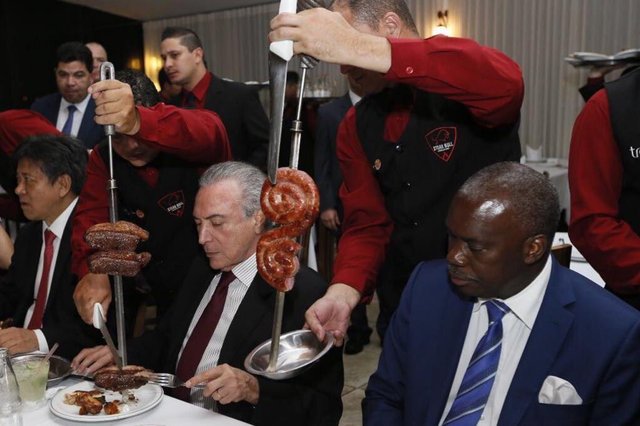 Michel Temer janta com embaixadores em churrascaria Michel Temer janta com embaixadores em churrascaria
