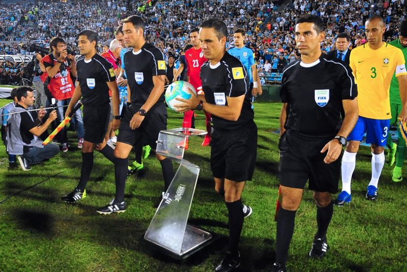  

Referee Patricio Loustau (C) and linesmen enter the field at the start of the 2018 FIFA World Cup qualifier football match between Brazil and Uruguay at the Centenario stadium in Montevideo, on March 23, 2017. / AFP PHOTO / DANTE FERNANDEZ

Editoria: SPO
Local: Montevideo
Indexador: DANTE FERNANDEZ
Secao: soccer
Fonte: AFP
Fotógrafo: STR