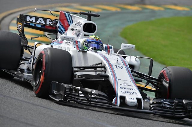 Williams' Brazilian driver Felipe Massa powers through a corner during the first practice session for the Formula One Australian Grand Prix in Melbourne on March 24, 2017. / AFP PHOTO / Paul Crock / IMAGE RESTRICTED TO EDITORIAL USE - STRICTLY NO COMMERCIAL USE Williams' Brazilian driver Felipe Massa powers through a corner during the first practice session for the Formula One Australian Grand Prix in Melbourne on March 24, 2017. / AFP PHOTO / Paul Crock / IMAGE RESTRICTED TO EDITORIAL USE - STRICTLY NO COMMERCIAL USE
