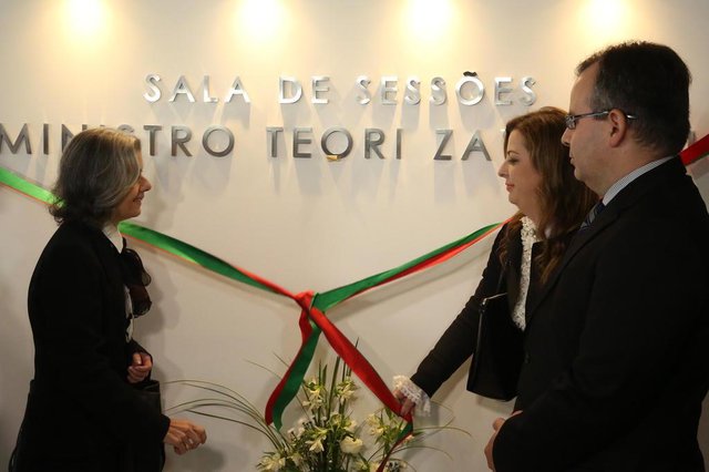 FLORIANÓPOLIS, SC, BRASIL - 27/03/2017Sala de Sessões do Tribunal de Justiça de Santa Catarina homenageia Teori Zavasck. Na foto, a ministra Carmen Lúcia tirando a fita de inauguração da Sala de Sessões junto com a filha de Teori, Liliana Zavascki e o filho mais velho, Alexandre Zavascki FLORIANÓPOLIS, SC, BRASIL - 27/03/2017Sala de Sessões do Tribunal de Justiça de Santa Catarina homenageia Teori Zavasck. Na foto, a ministra Carmen Lúcia tirando a fita de inauguração da Sala de Sessões junto com a filha de Teori, Liliana Zavascki e o filho mais velho, Alexandre Zavascki