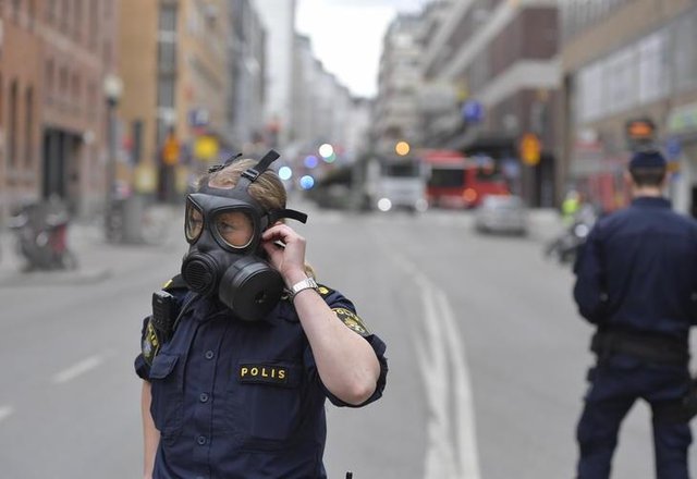 Police officers work at the scene where a truck crashed into the Ahlens department store at Drottninggatan in central Stockholm, on April 7, 2017. / AFP PHOTO / TT NYHETSBYRÅN AND TT News Agency / Jessica GOW / Sweden OUTEditoria: WARLocal: StockholmIndexador: JESSICA GOWSecao: act of terrorFonte: TT News AgencyFotógrafo: STF Police officers work at the scene where a truck crashed into the Ahlens department store at Drottninggatan in central Stockholm, on April 7, 2017. / AFP PHOTO / TT NYHETSBYRÅN AND TT News Agency / Jessica GOW / Sweden OUTEditoria: WARLocal: StockholmIndexador: JESSICA GOWSecao: act of terrorFonte: TT News AgencyFotógrafo: STF