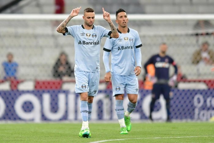 ATLÉTICO-PR X GRÊMIO
PR - BRASILEIRÃO/ATLÉTICO-PR X GRÊMIO - ESPORTES - Luan, do Grêmio, comemora seu gol durante partida contra o Atlético Paranaense, válida pela 2ª rodada do Campeonato Brasileiro 2017, na Arena da Baixada, em Curitiba, neste domingo. 21/05/2017 - Foto: JASON SILVA/AGIF/ESTADÃO CONTEÚDO
Editoria: ESPORTES
Local: CURITIBA
Indexador: JASON SILVA
Fonte: AGIF
Fotógrafo: AGIF ATLÉTICO-PR X GRÊMIO
PR - BRASILEIRÃO/ATLÉTICO-PR X GRÊMIO - ESPORTES - Luan, do Grêmio, comemora seu gol durante partida contra o Atlético Paranaense, válida pela 2ª rodada do Campeonato Brasileiro 2017, na Arena da Baixada, em Curitiba, neste domingo. 21/05/2017 - Foto: JASON SILVA/AGIF/ESTADÃO CONTEÚDO
Editoria: ESPORTES
Local: CURITIBA
Indexador: JASON SILVA
Fonte: AGIF
Fotógrafo: AGIF