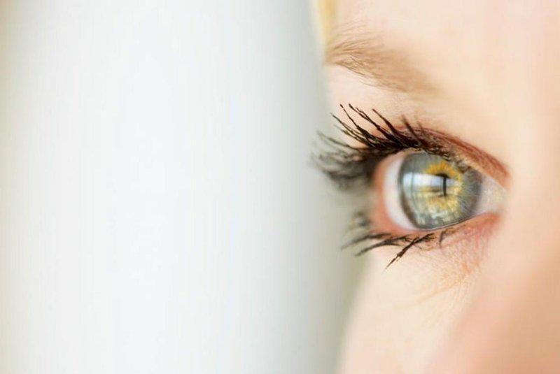 Os raios UV afetam a visão tanto quanto a pele, mas a proteção dos olhos no dia a dia ainda não está no topo das preocupações da maioria das pessoas. Uma pesquisa realizada pelo Ibope a pedido da Transitions Optical aponta que enquanto 86% dos entrevistados associam problemas de pele como consequência da exposição prolongada ao sol, apenas 30% lembram-se de doenças ligadas aos olhos, como catarata e degeneração macular. 
