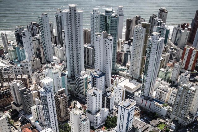 BALNEÁRIO CAMBORIU, SC, BRASIL, 16.02.2017: Os dez maiores prédios residenciais do Brasil vão ser de Balneário Camboriú. (Foto: Diorgenes Pandini/Agência RBS) BALNEÁRIO CAMBORIU, SC, BRASIL, 16.02.2017: Os dez maiores prédios residenciais do Brasil vão ser de Balneário Camboriú. (Foto: Diorgenes Pandini/Agência RBS)