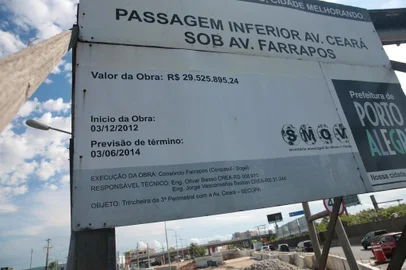  

PORTO ALEGRE, RS, BRASIL - 2017.02.23 - As obras na avenida Ceará, com previsão de conclusão para a Copa do Mundo de 2014, estão atrasadas e ainda conta com uma placa que diz "previsão de término: 03/06/2014". (Foto: ANDRÉ ÁVILA/ Agência RBS)