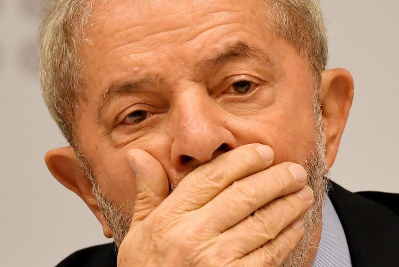  Former Brazilian President (2003-2010) Luiz Inacio Lula da Silva gestures while delivering a speech at a seminar on "Strategies for the Brazilian Economy" promoted by the Workers' Party in Brasilia, on April 24, 2017. Lula da Silva, who faces allegations of involvement in the Odebratch scandal, had his graft probe testimony postponed to May 10. / AFP PHOTO / EVARISTO SAEditoria: POLLocal: BrasíliaIndexador: EVARISTO SASecao: politics (general)Fonte: AFPFotógrafo: STF