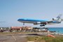 Avião pousa no Aeroporto Internacional Princesa Juliana, no Caribe