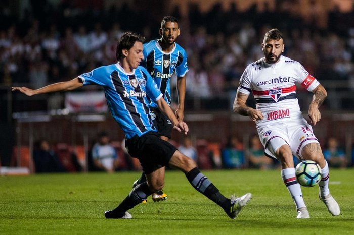 Grêmio enfrenta o Sâo Paulo no Morumbi pela 16ª rodada do Brasileirão. Na foto, Geromel e Michel, do Grêmio, e Lucas Pratto, do São Paulo Grêmio enfrenta o Sâo Paulo no Morumbi pela 16ª rodada do Brasileirão. Na foto, Geromel e Michel, do Grêmio, e Lucas Pratto, do São Paulo