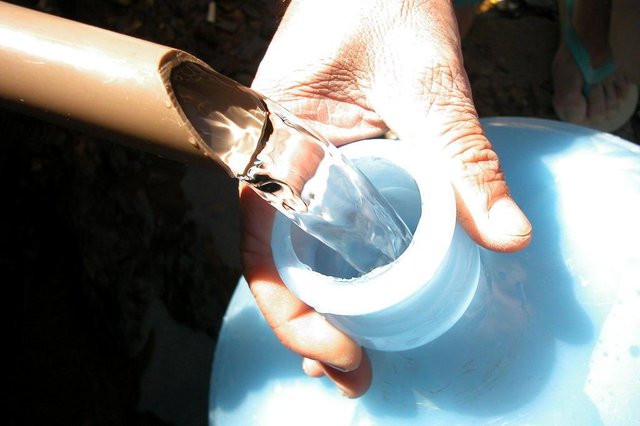 *** Marcos, agua salgada nas torneiras. (Ezaquiel Roberto Vieira, buscando agua na bica) ***Torneiras voltam a receber agua salgada da Semasa.(Ezaquiel Roberto Vieira, buscando agua na bica) Fonte: BD JSC *** Marcos, agua salgada nas torneiras. (Ezaquiel Roberto Vieira, buscando agua na bica) ***Torneiras voltam a receber agua salgada da Semasa.(Ezaquiel Roberto Vieira, buscando agua na bica) Fonte: BD JSC