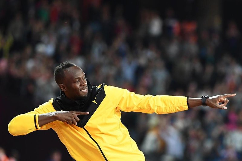  Jamaicas Usain Bolt does his trademark gesture as he takes part in a lap of honour on the final day of the 2017 IAAF World Championships at the London Stadium in London on August 13, 2017. / AFP PHOTO / Jewel SAMADEditoria: SPOLocal: LondonIndexador: JEWEL SAMADSecao: athletics, track and fieldFonte: AFPFotógrafo: STF