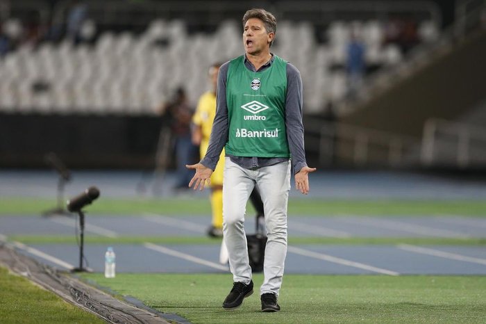 BOTAFOGO X GRÊMIO
RJ - BRASILEIRÃO/BOTAFOGO X GRÊMIO - ESPORTES - O técnico Renato Portaluppi, do Grêmio, em partida contra o Botafogo, válida pela 20ª rodada do Campeonato Brasileiro 2017, no Estádio Nilton Santos (Engenhão), no Rio de Janeiro (RJ), neste domingo (13). 13/08/2017 - Foto: RAFAEL RIBEIRO/DIA ESPORTIVO/ESTADÃO CONTEÚDO
Editoria: ESPORTES
Local: RIO DE JANEIRO
Indexador: RAFAEL RIBEIRO
Fotógrafo: DIA ESPORTIVO BOTAFOGO X GRÊMIO
RJ - BRASILEIRÃO/BOTAFOGO X GRÊMIO - ESPORTES - O técnico Renato Portaluppi, do Grêmio, em partida contra o Botafogo, válida pela 20ª rodada do Campeonato Brasileiro 2017, no Estádio Nilton Santos (Engenhão), no Rio de Janeiro (RJ), neste domingo (13). 13/08/2017 - Foto: RAFAEL RIBEIRO/DIA ESPORTIVO/ESTADÃO CONTEÚDO
Editoria: ESPORTES
Local: RIO DE JANEIRO
Indexador: RAFAEL RIBEIRO
Fotógrafo: DIA ESPORTIVO