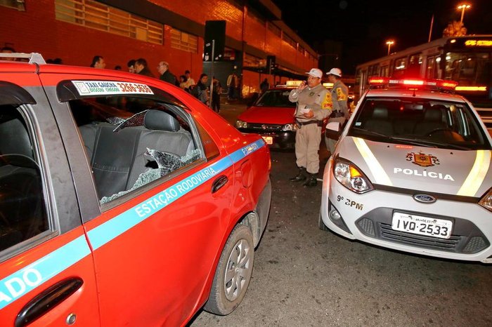 PORTO ALEGRE, RS, BRASIL, 15/08/2017 - Taxistas da Rodoviária tiveram seus caros atingidos, supostamente por motoristas do UBER.
(Foto: André Feltes / Especial)
PORTO ALEGRE, RS, BRASIL, 15/08/2017 - Taxistas da Rodoviária tiveram seus caros atingidos, supostamente por motoristas do UBER.
(Foto: André Feltes / Especial)