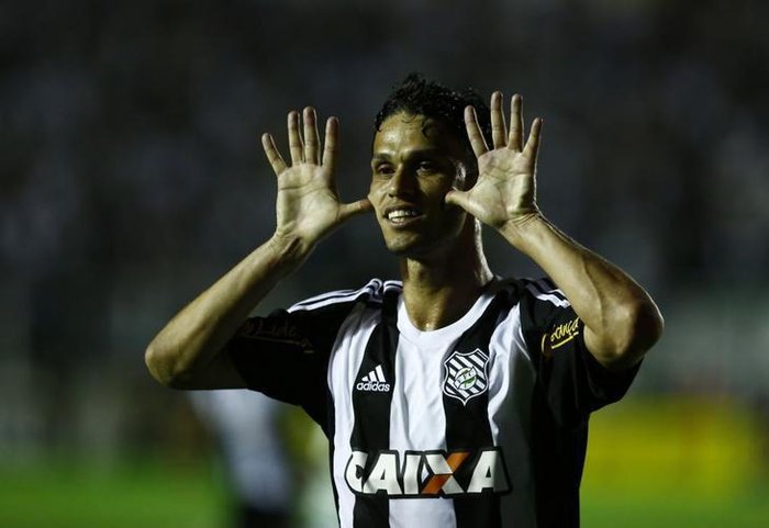 Henan, atacante do Figueirense, marca contra o Guarani no Brasileirão 2017 Henan, atacante do Figueirense, marca contra o Guarani no Brasileirão 2017