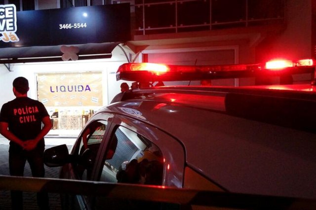 PM é baleado e morto na esquina das ruas Padre Roma e Monsenhor Gercino, no bairro João Costa, na zona Sul de Joinville. PM é baleado e morto na esquina das ruas Padre Roma e Monsenhor Gercino, no bairro João Costa, na zona Sul de Joinville.